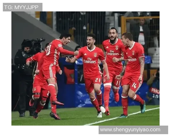 阿维斯与查维斯的激烈对决揭示足球战术与团队协作的精彩瞬间